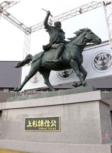 県立武道館に上杉謙信の騎馬像除幕式【上越市】