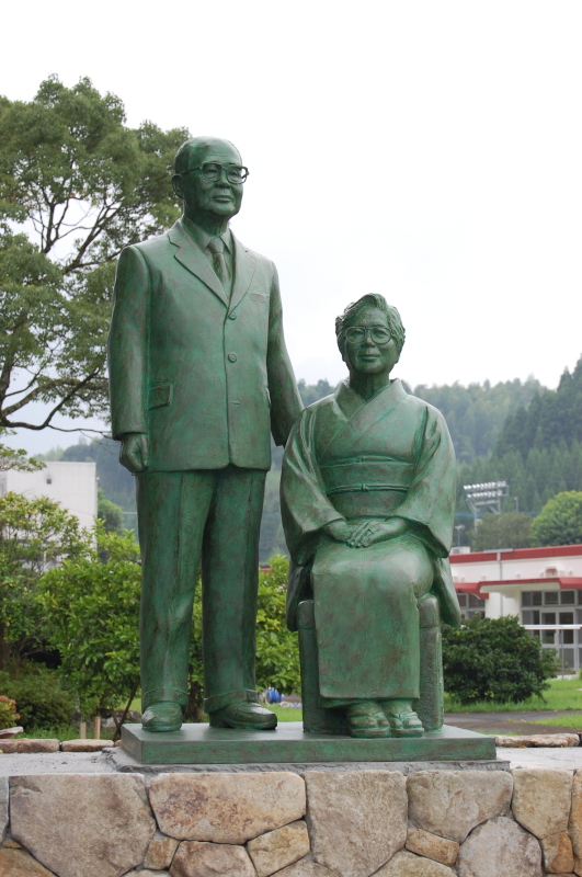 特別養護老人ホーム牧水園２５周年記念事業「宮崎・日向市」創設者夫婦銅像建立